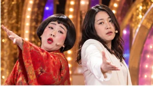 舞台でコントを披露する女性お笑いコンビをイメージした画像