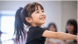 歌やダンスが好きな少女をイメージした画像
