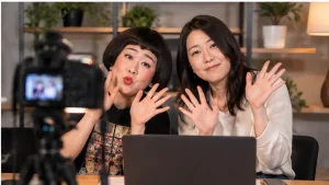 動画撮影をする女性お笑いコンビをイメージした画像